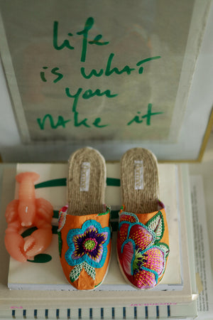 Open image in slideshow, SLIPPERS | Chita
