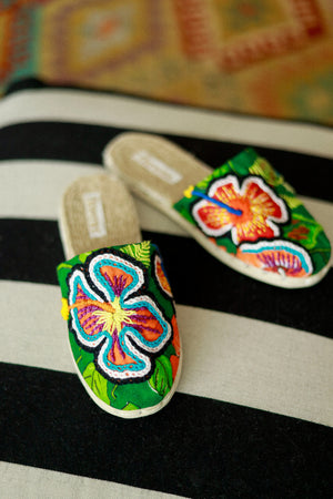 Open image in slideshow, SLIPPERS | Chita
